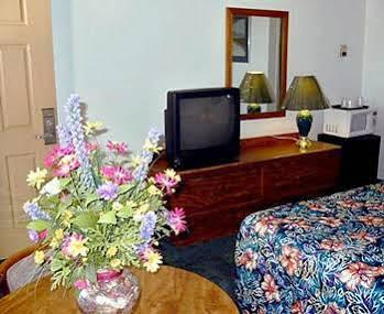 Thunderbird Motel 2*