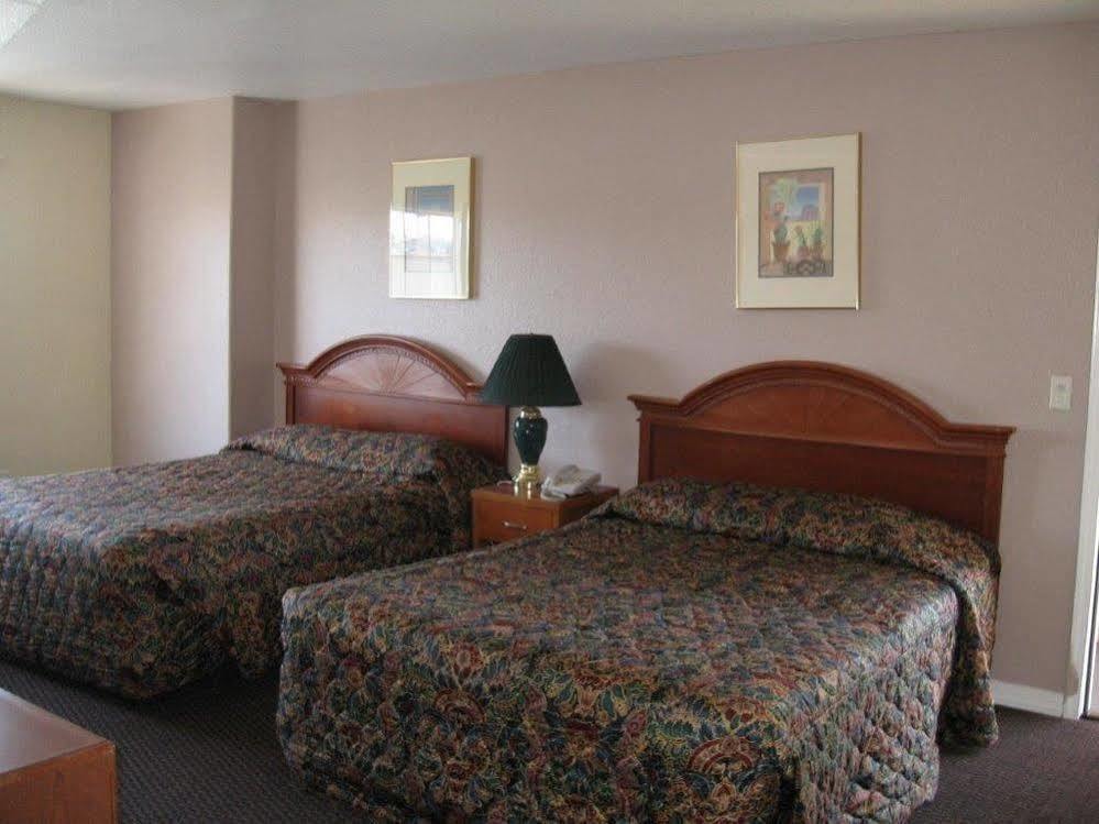 Thunderbird Motel 2*